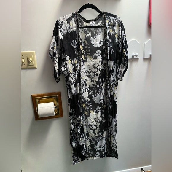 🖤5/$20 Light Floral Cover Up - Picture 2 of 11